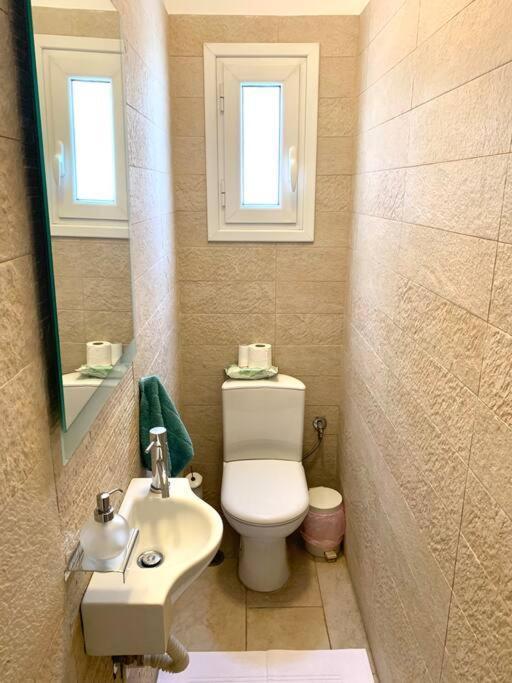 Spacious 4-Bedroom Family Home, 100M From Metro Athènes Extérieur photo