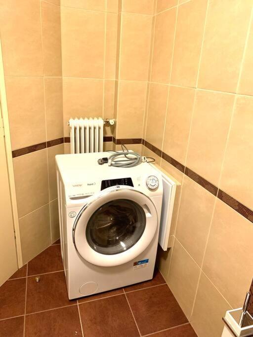Spacious 4-Bedroom Family Home, 100M From Metro Athènes Extérieur photo